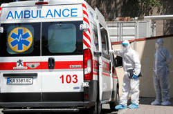 Дивна стратегія боротьби з Сovid-19: влада підключає лікарні без реанімацій і кисню