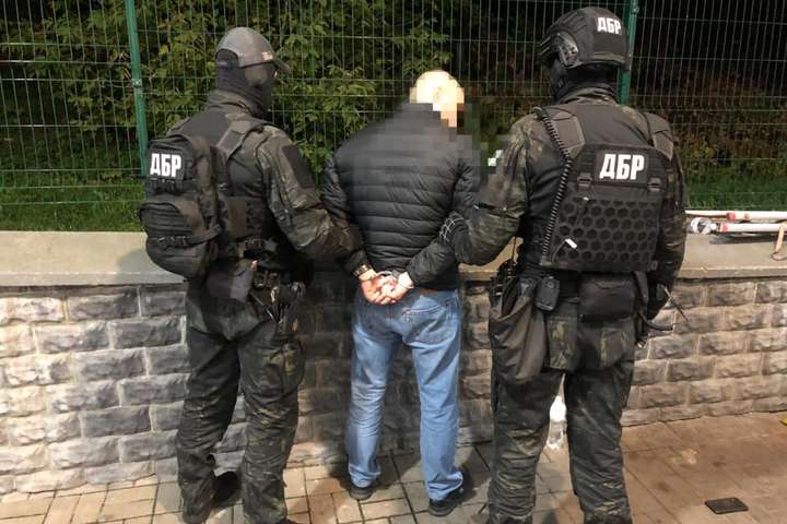 У Києві на вимаганні 250 тис. грн хабара затримали двох поліцейських (фото)