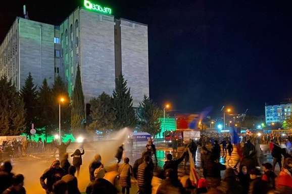 В столице Грузии протестующих разгоняли водометами