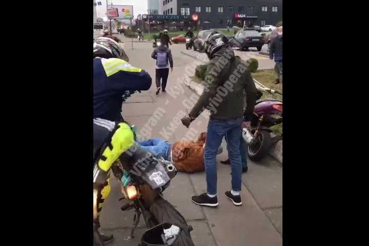 У Києві натовп байкерів виїхав на тротуар і побив чоловіка (відео)