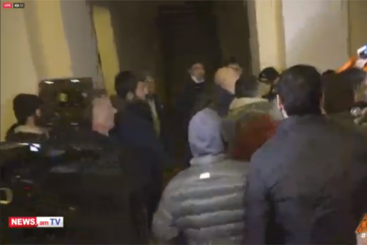 Протестувальники в Єревані попрямували до маєтку Пашиняна