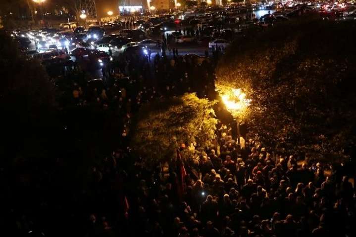 Протестувальники в Єревані жорстоко побили спікера парламенту