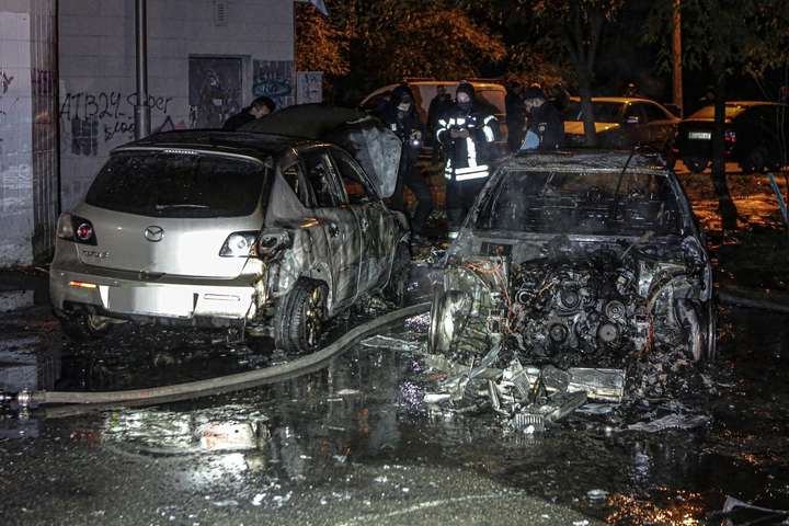 У дворі багатоповерхівки в Києві згоріли три автомобілі (фото)