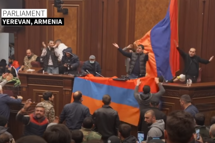 Мир у Карабасі: Вірменія пішла на радикальні поступки, протестувальники захопили уряд, РФ посилює свій вплив. Головне