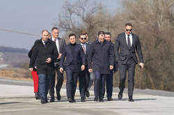 Президент Володимир Зеленський і представники його Офісу інспектують стан доріг