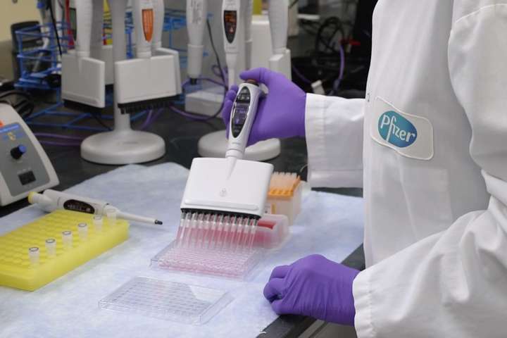 «Є певні труднощі» Вакцина Pfizer не з'явиться найближчим часом у продажу – Reuters