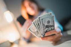 Водночас з України закордон люди переказали $575 мільйонів з початку року 