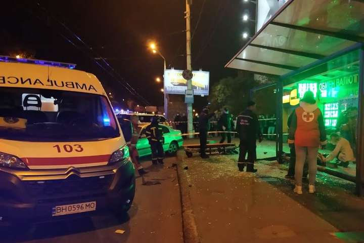 В Одесі Toyota влетіла в зупинку: постраждали двоє підлітків і дві жінки 