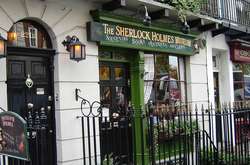  У будинку за адресою Бейкер-Стріт 221-б згідно творів письменника Артура Конана Дойла жив Шерлок Холмс 