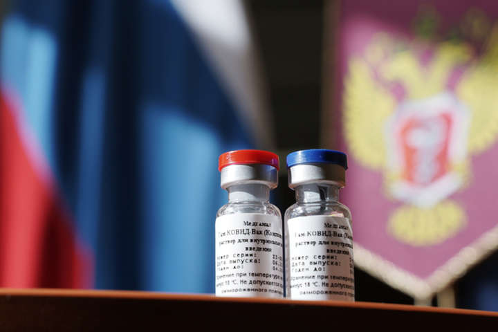 Кілька медиків заразилися коронавірусом після щеплення російською вакциною