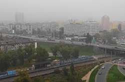 Велика кількість автомобілів на дорогах столиці та погодні умови є однією з причин забруднення повітря