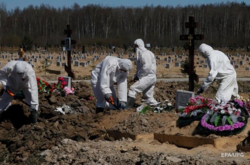  Похорон жертв пандемії на одному з кладовищ Санкт-Петербурга 