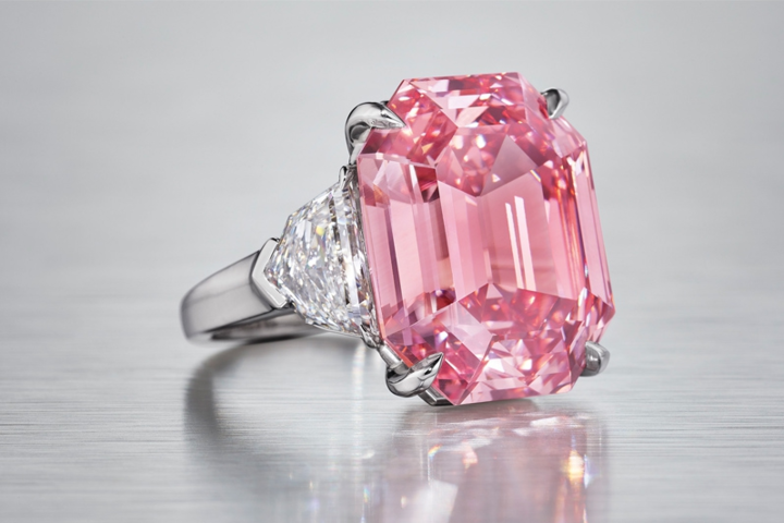 У Женеві на аукціон виставили унікальний рожевий діамант