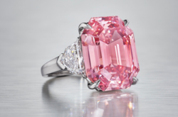 У Женеві на аукціон виставили унікальний рожевий діамант