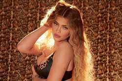 Миллиардерша Кайли Дженнер в коротком топе едва удержала огромную грудь