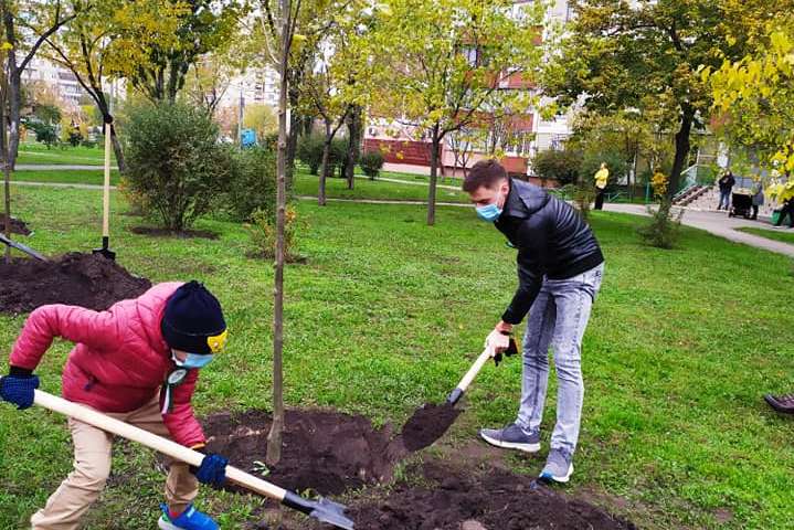 З нагоди турецького свята на площі Анкари в Києві висадили дерева (фото)