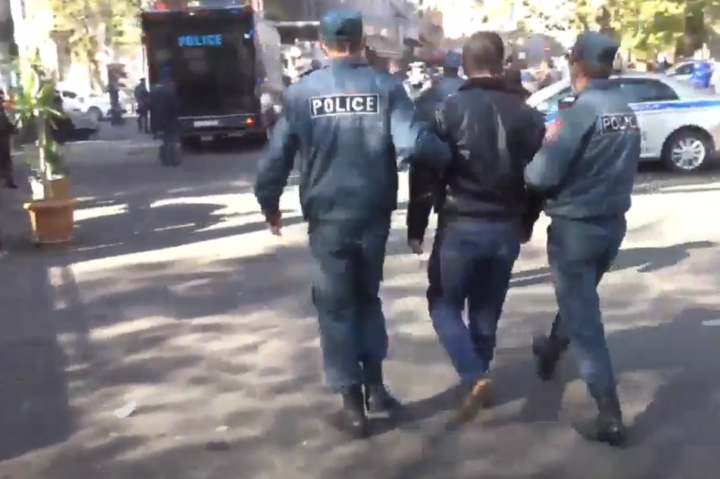 «Нікол зрадник!» У Єревані на мітингу за відставку прем'єра розпочалися сутички й затримання – відео