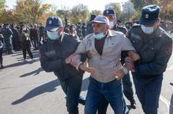 Конфликт в Нагорном Карабахе: армяне вышли на протесты, требуя отставки премьера (видео)