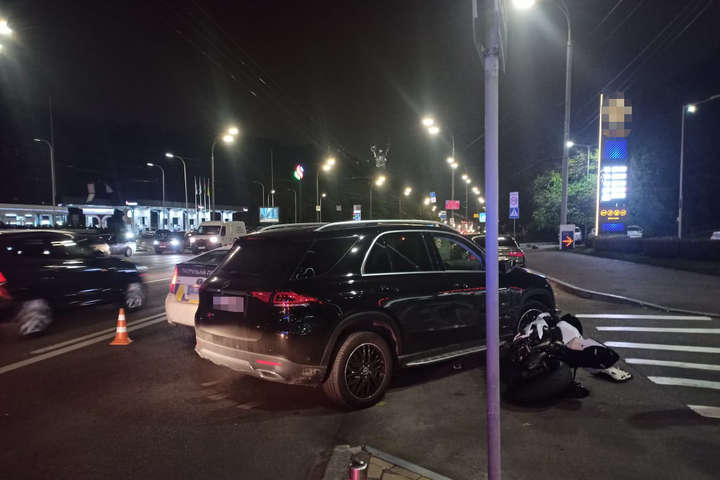 У Києві суддя на Mercedes збив неповнолітнього мотоцикліста (фото)