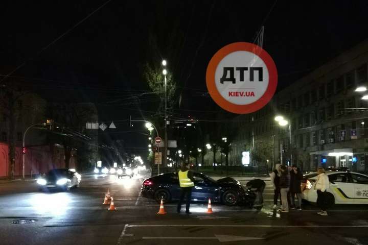 Porsche протаранив «швидку» в центрі Києва: з’явилося відео моменту ДТП