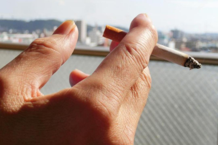 Литва вводить штрафи за куріння на балконах багатоповерхівок