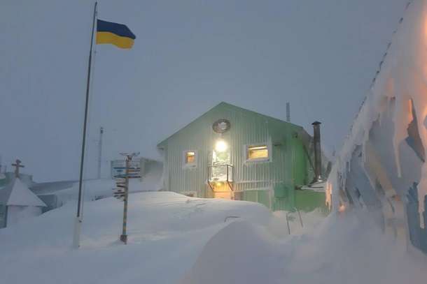 Весна в Антарктиді: українську полярну станцію замело снігом