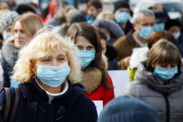 Понад 900 нових хворих на коронавірус: Київ знову обійшов усі регіони  