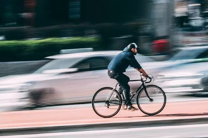 Кабмін дозволив велосипедистам їздити смугою громадського транспорту