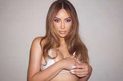 Ким Кардашьян в откровенном боди изумила мужчин своими бедрами (фото)