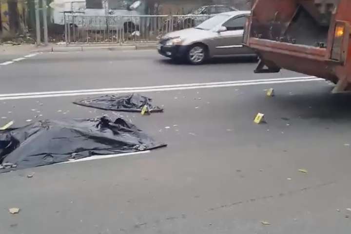 У Києві сміттєвоз збив на смерть чоловіка (відео)