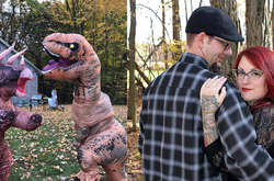 Свадьба Юрского периода: влюбленные развеселили сеть необычной фотосессией