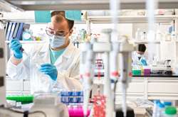 На різних етапах розробки перебувають близько 40 вакцин від коронавірусу 