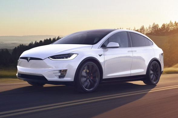 Tesla відкликала 15 тисяч електрокарів Model X через дефект