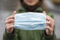 Психотерапевт рассказала о поведении людей, которые не верят в коронавирус