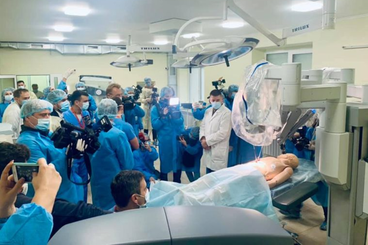 У львівській лікарні з'явився робот-хірург. Він проводитиме складні операції 