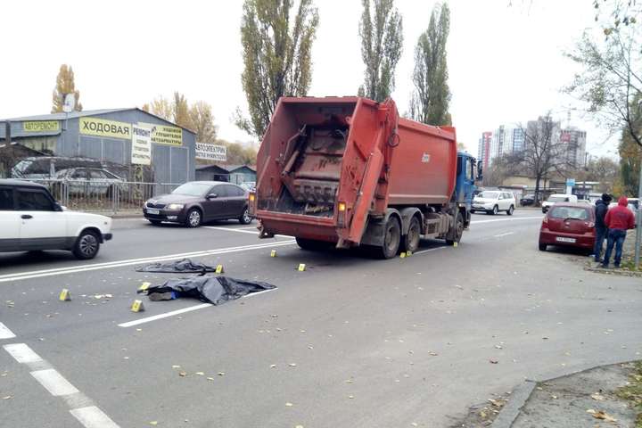 Смертельний наїзд сміттєвоза на пішохода: поліція розпочала провадження (фото)