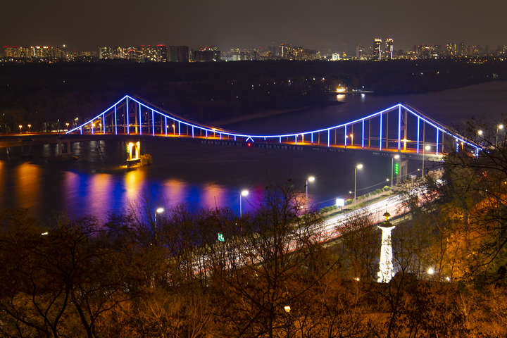 Два мости в Києві засяяли блакитними вогнями (фото)