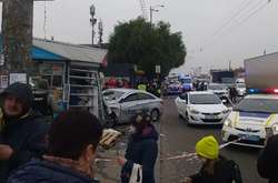 В Киеве автомобиль влетел в киоск на остановке, есть жертвы (фото, видео)