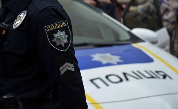 В Киеве трое неизвестных ранили патрульного полиции