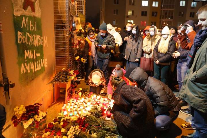 Сотні білорусів влаштували у Мінську акцію пам’яті вбитого активіста (фото)