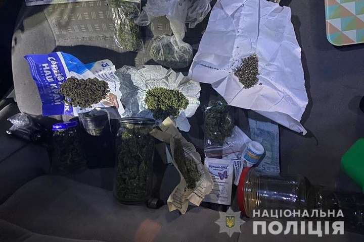 У Києві спецпризначенці затримали молодика з наркотиками (фото)