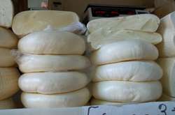 Сулугуні – сорт сиру з регіону Самегрело. Він виробляється тільки з натуральних інгредієнтів: коров'ячого або буйволиного молок