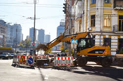 У центрі Києва, де минулоріч під асфальт пішла автівка, міняють теплотрасу (фото)