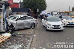 Автомобіль таксі зіткнувся з припаркованою автівкою і вилетів на зупинку громадського транспорту