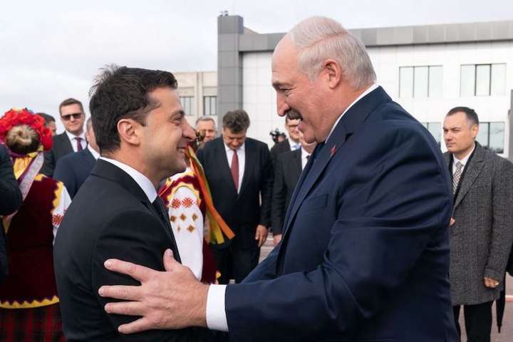 Зеленський втратив довіру народу, тому нехай краще мовчить – Лукашенко 