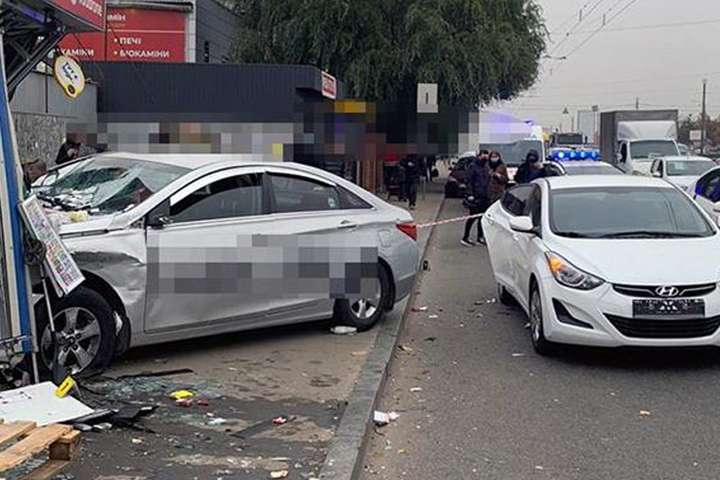Водієві таксі, який у Києві збив на зупинці людей, повідомлено про підозру