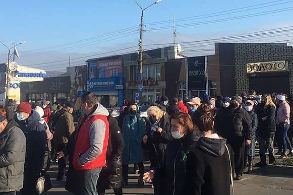 У Чернівцях сотні підприємців перекрили дорогу через «карантин вихідного дня»