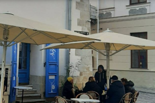 У центрі Львова кафе обслуговують клієнтів, проігнорувавши карантин вихідного дня (фото)