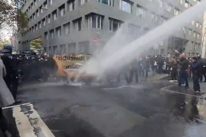 Німецька поліція розганяє водометами акцію протесту проти карантину (відео)