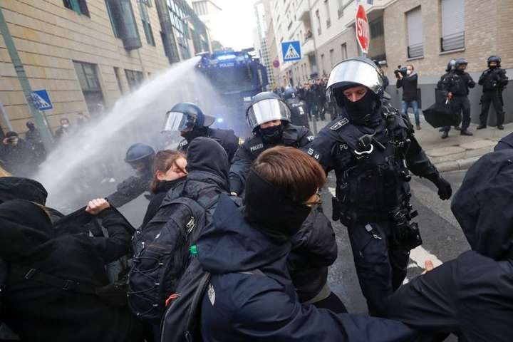 Нападали на поліцію: у Німеччині противників карантину розігнали водометом